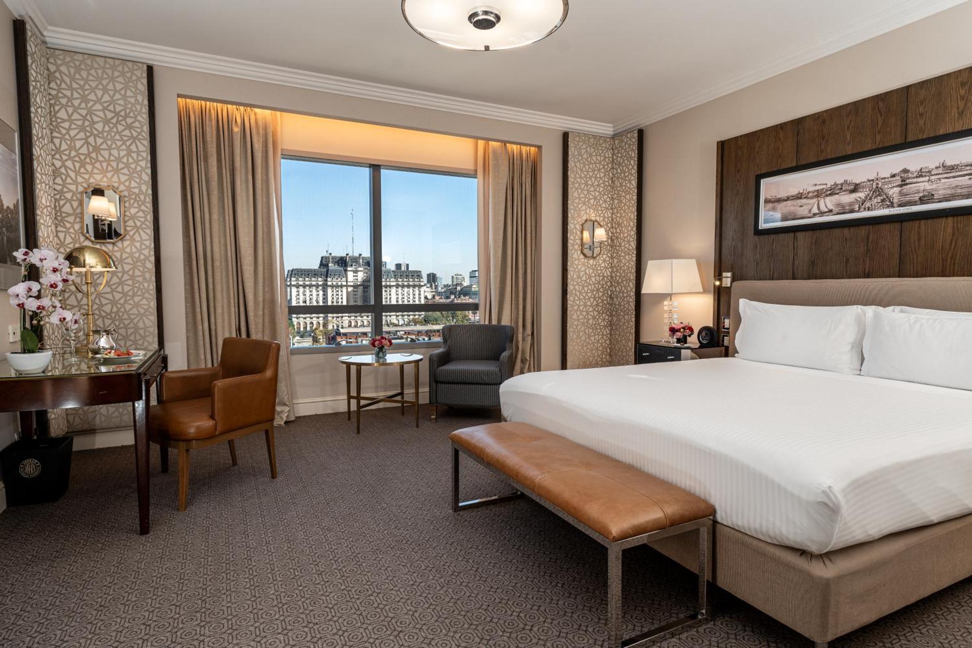 Alvear Icon Hotel Buenos Aires Exteriér fotografie A guest room at the Four Seasons Hotel London at Park Lane