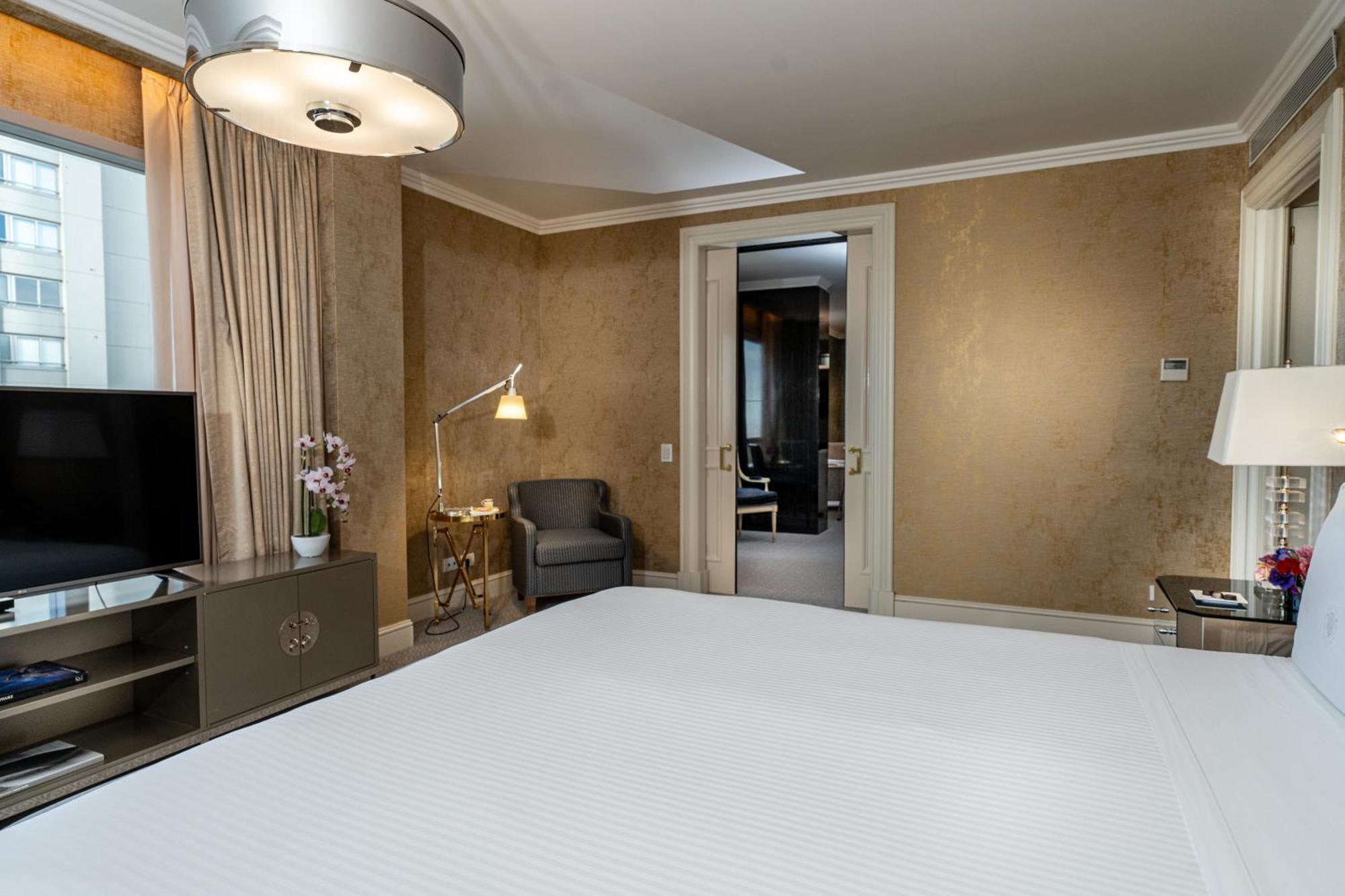 Alvear Icon Hotel Buenos Aires Exteriér fotografie A bedroom at the Mandarin Oriental, Munich