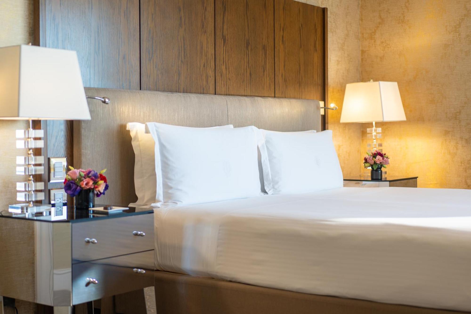 Alvear Icon Hotel Buenos Aires Exteriér fotografie A bed
