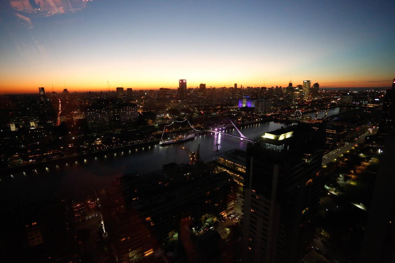 Alvear Icon Hotel Buenos Aires Exteriér fotografie Brisbane CBD at night